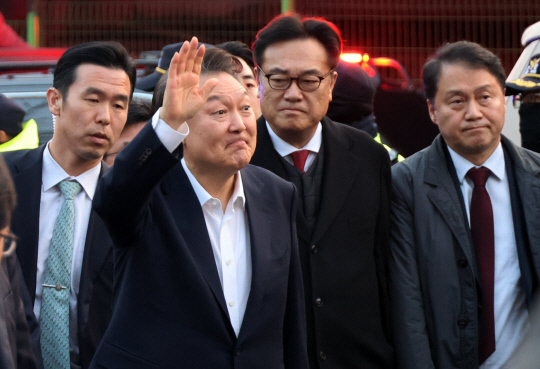 지난 3월8일 서울구치소에서 석방된 윤석열 대통령이 서울 한남동 대통령관저 앞에 도착한 뒤 차량에서 내려 지지자들에게 인사하고 있다.<연합뉴스 사진>